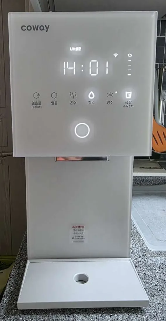 범계동 아이콘 얼음정수기 미니 화이트·베이지 주방 카운터 설치 실사